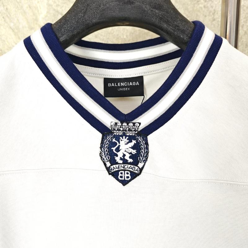 Camiseta Balenciaga Football V-neck Oversized Cinza