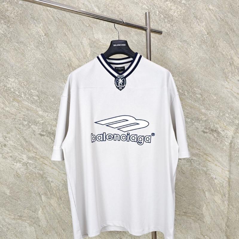 Camiseta Balenciaga Football V-neck Oversized Cinza