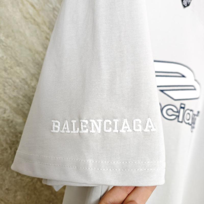 Camiseta Balenciaga Football V-neck Oversized Cinza