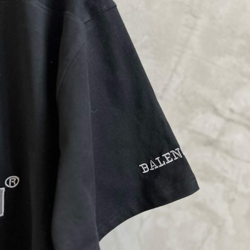 Camiseta Balenciaga Football V-neck Oversized Preta