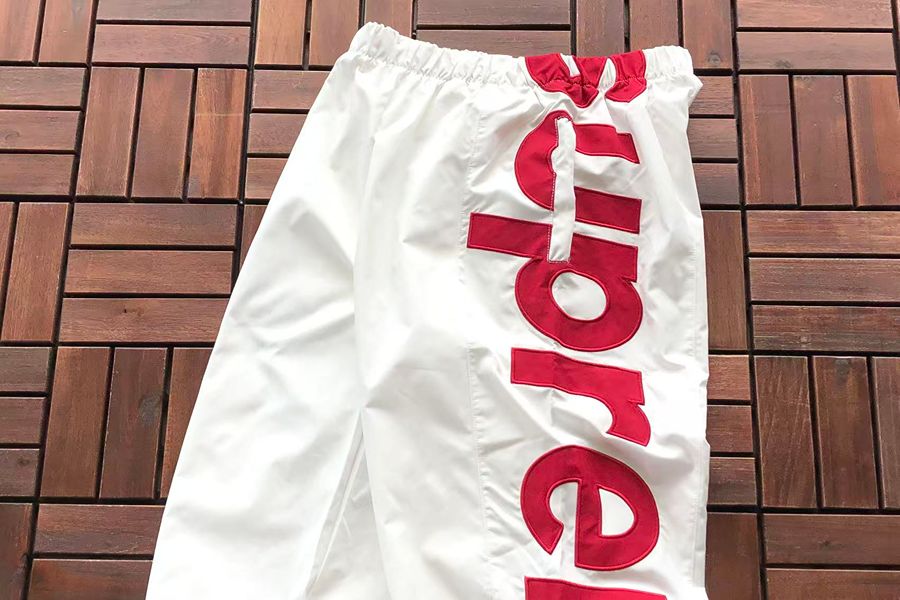 Conjunto Supreme Spellout Track White