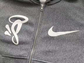 Conjunto Syna World x Nike Solo Swoosh Fleece Full-Zip Grey