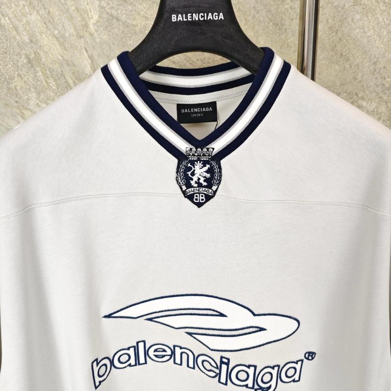 Camiseta Balenciaga Football V-neck Oversized Cinza