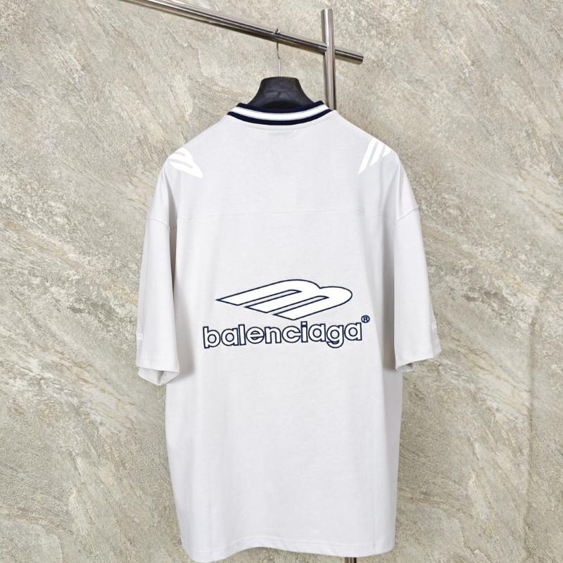Camiseta Balenciaga Football V-neck Oversized Cinza
