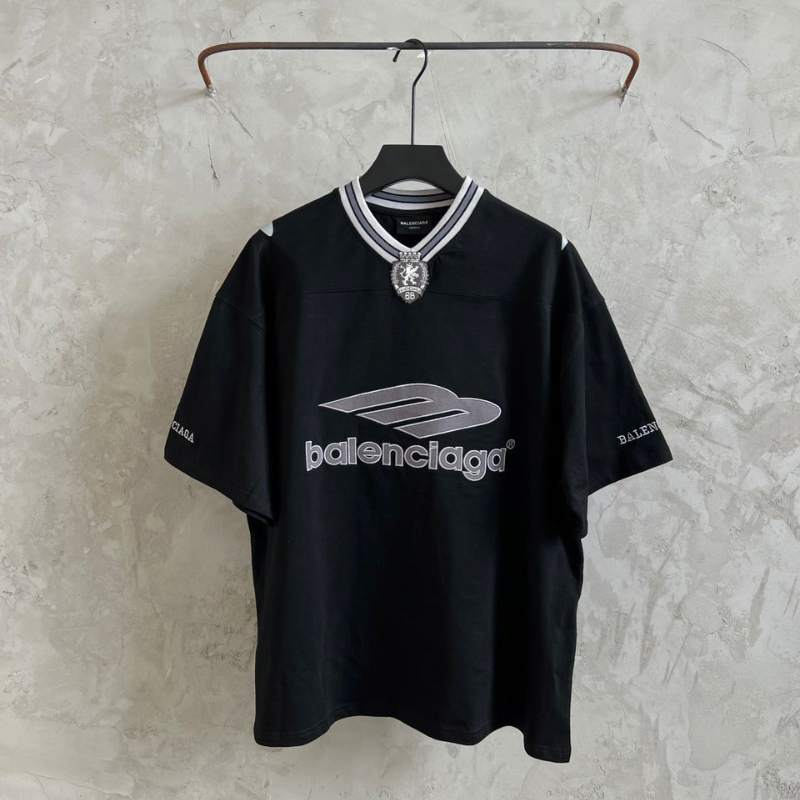 Camiseta Balenciaga Football V-neck Oversized Preta