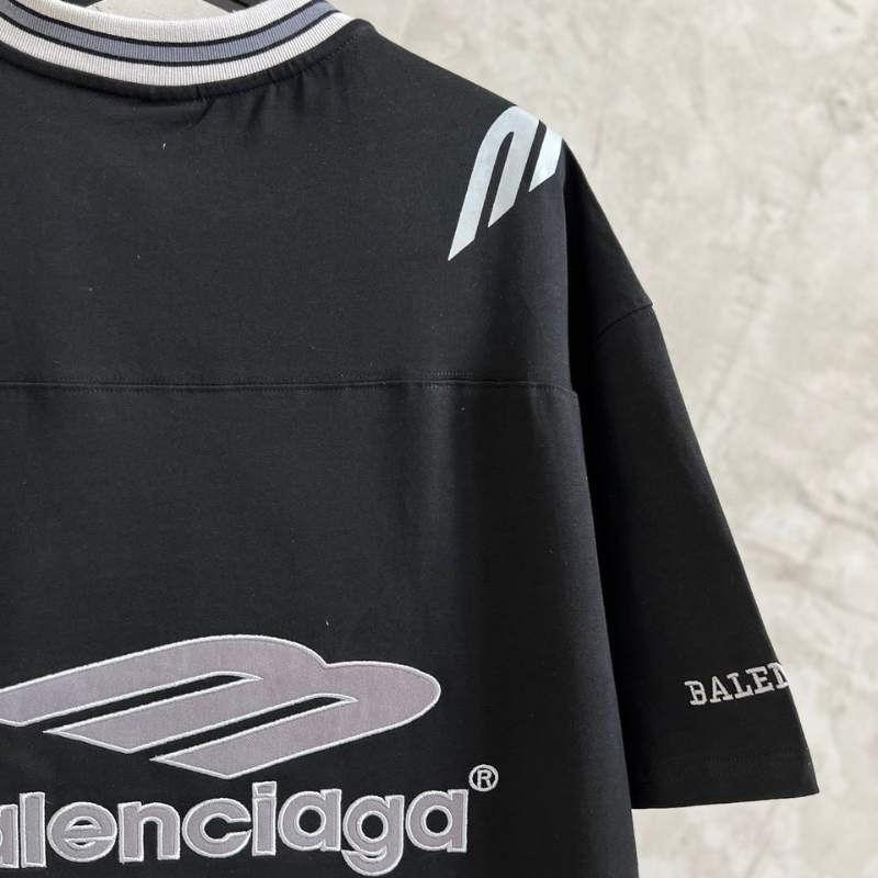 Camiseta Balenciaga Football V-neck Oversized Preta