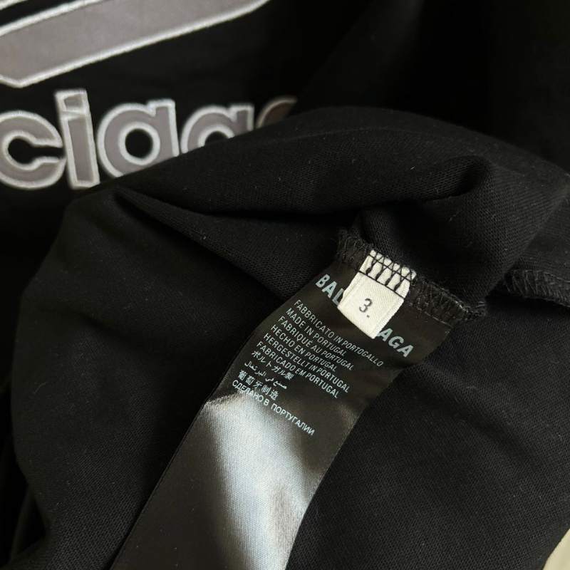 Camiseta Balenciaga Football V-neck Oversized Preta