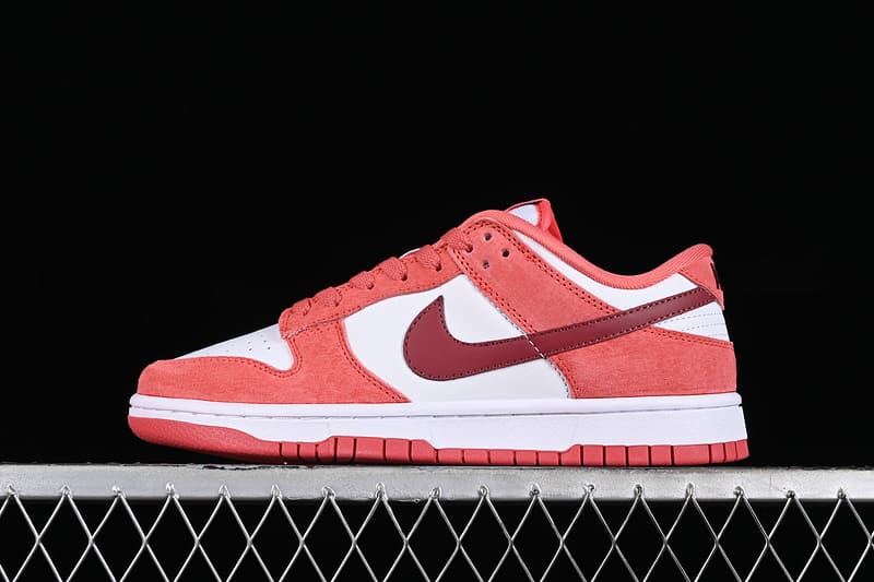 Nike SB Dunk Low ‘Valentines Day’ (2024)