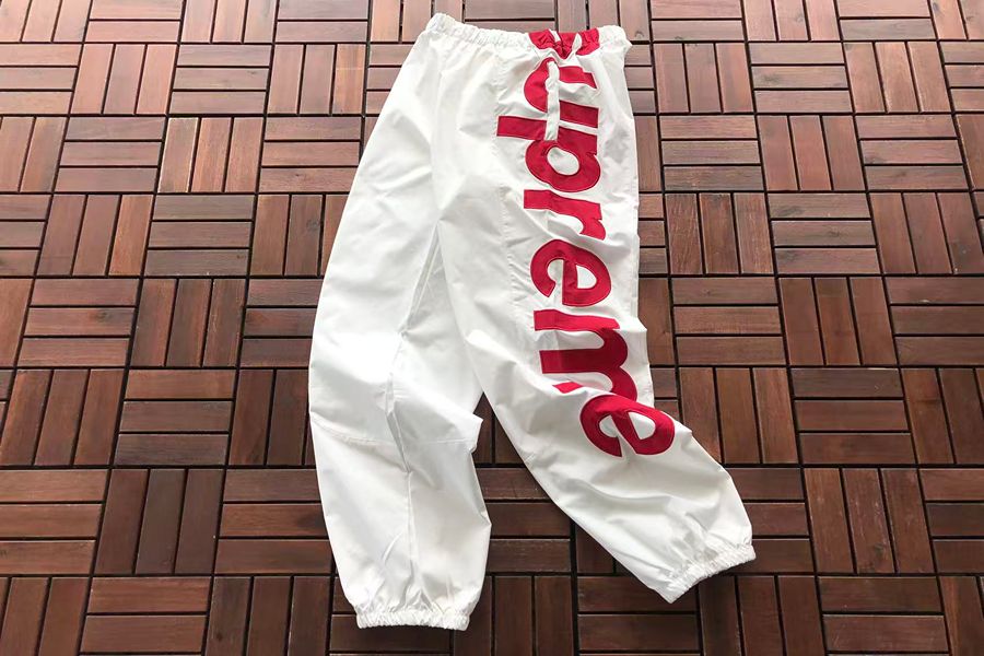 Conjunto Supreme Spellout Track White